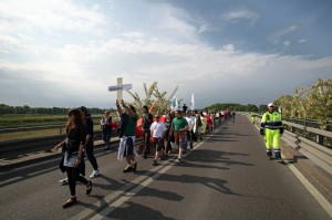 Una catena umana sul ponte del Po