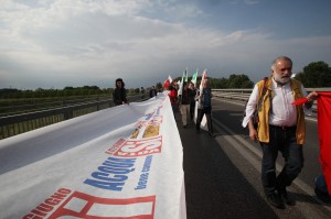 Una catena umana sul ponte del Po