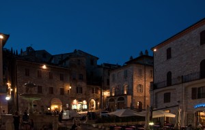 Passeggiando per Assisi di notte