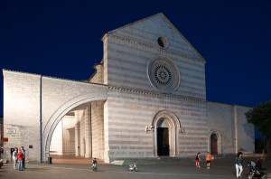 Passeggiando per Assisi di notte