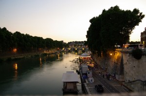 Estate romana lungo le sponde del Tevere