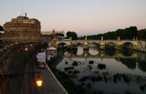 Estate romana lungo le sponde del Tevere