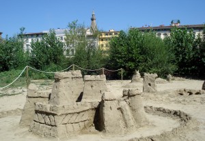 Castelli di sabbia sotto la Torre dell’Arnolfo
