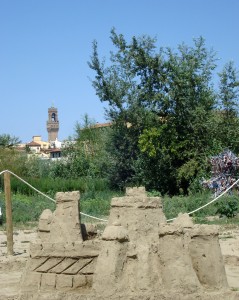 Castelli di sabbia sotto la Torre dell’Arnolfo