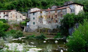 Un paese del Casentino con Pieve e Castello