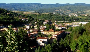 Un paese del Casentino con Pieve e Castello