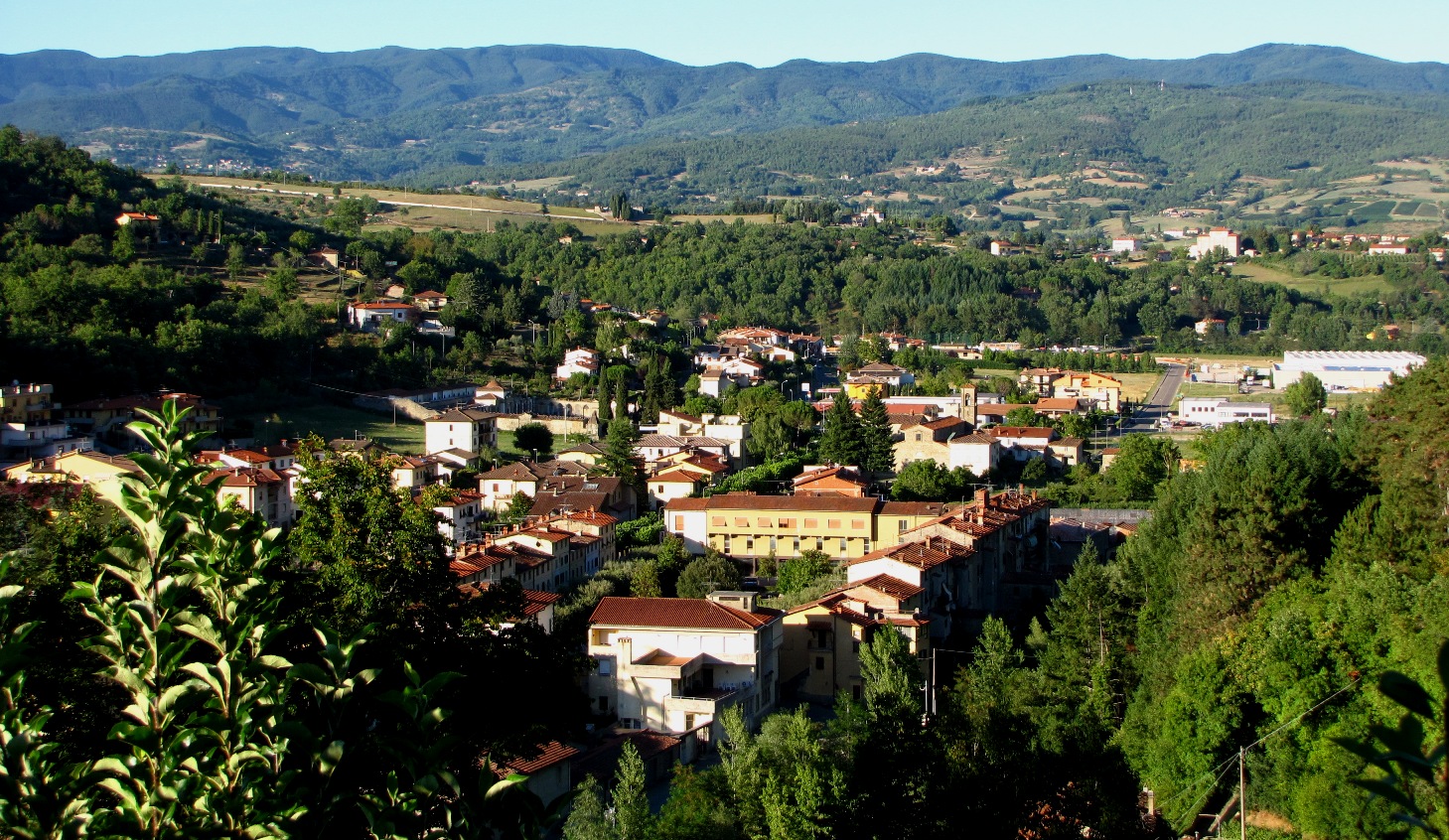 Un paese del Casentino con Pieve e Castello Castel San Niccol