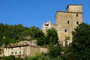 Un paese del Casentino con Pieve e Castello