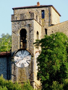 Un paese del Casentino con Pieve e Castello