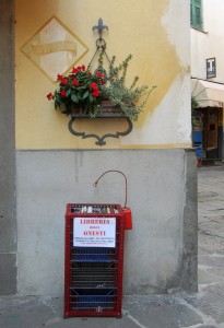 Panchine e libri a Pontremoli