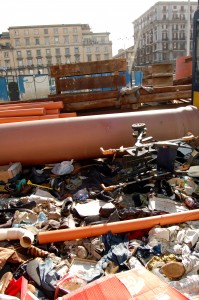 Una discarica in piena piazza Garibaldi