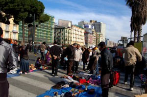 Una discarica in piena piazza Garibaldi