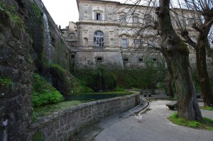 Palazzo Chigi Albani e fonte Papacqua