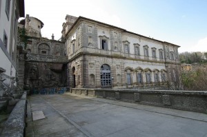 Palazzo Chigi Albani e fonte Papacqua