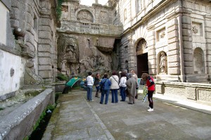 Palazzo Chigi Albani e fonte Papacqua