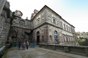 Palazzo Chigi Albani e fonte Papacqua