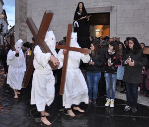 Le processioni con gli incappucciati orsaresi