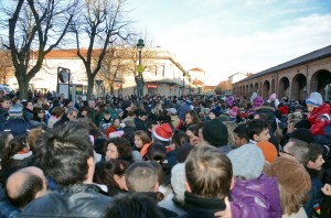 I Babbo Natale arrivano con il paracadute