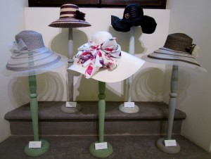 Porcellane Ginori e cappelli di paglia
