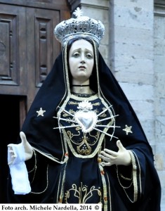 Venerdì di Passione con l’Addolorata portata in processione dalle verginelle