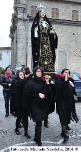 Venerdì di Passione con l’Addolorata portata in processione dalle verginelle