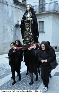 Venerdì di Passione con l’Addolorata portata in processione dalle verginelle