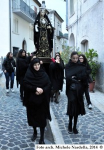 Venerdì di Passione con l’Addolorata portata in processione dalle verginelle