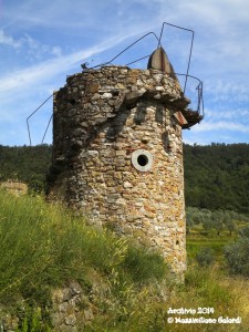 Una torre medievale in stato di abbandono