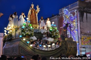 Festa e processione della Madonna del Carmine sul carro trionfale