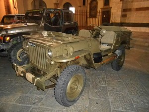 Jeep in piazza