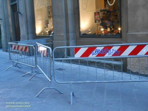 Via Ricasoli bloccata per pericolo caduta di una vetrata