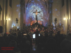 Il Coro di San Lorenzo di Castelfiorentino spegne il presepe artistico di Lecore
