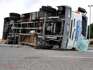 Camion si rovescia