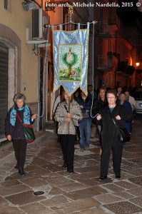 In onore della Madonna Incoronata, davanti all’Edicola Sacra sangiovannese