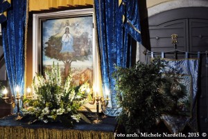 In onore della Madonna Incoronata, davanti all’Edicola Sacra sangiovannese