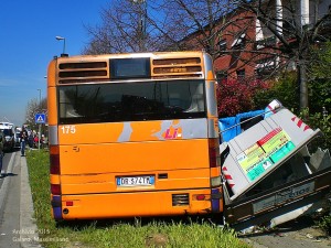 Incidente tra autobus e auto