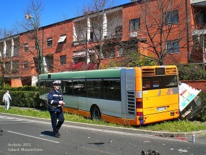 Incidente tra autobus e auto