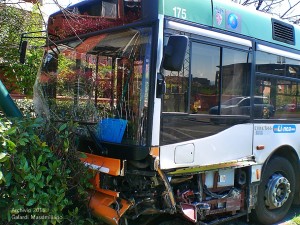 Incidente tra autobus e auto