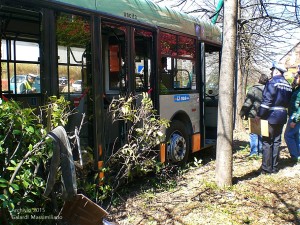 Incidente tra autobus e auto