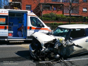 Incidente tra autobus e auto