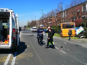 Incidente tra autobus e auto