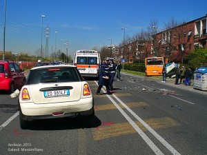 Incidente tra autobus e auto