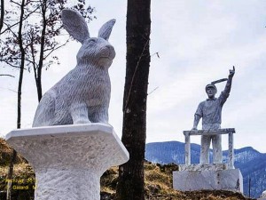 Sculture di marmo sulla diga