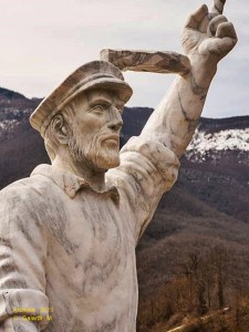 Sculture di marmo sulla diga