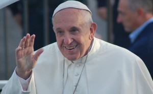 Papa Francesco atterra in elicottero allo stadio Lungobisenzio