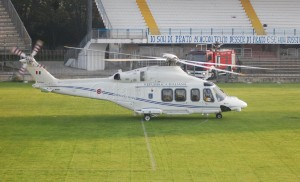 Papa Francesco atterra in elicottero allo stadio Lungobisenzio