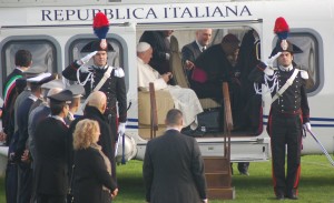 Papa Francesco atterra in elicottero allo stadio Lungobisenzio