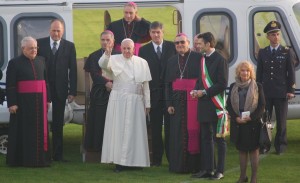 Papa Francesco atterra in elicottero allo stadio Lungobisenzio