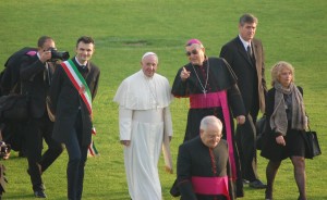 Papa Francesco atterra in elicottero allo stadio Lungobisenzio