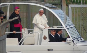 Papa Francesco atterra in elicottero allo stadio Lungobisenzio